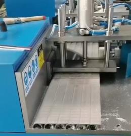 鋁型材下料機的鋸切速度與什么有關系?