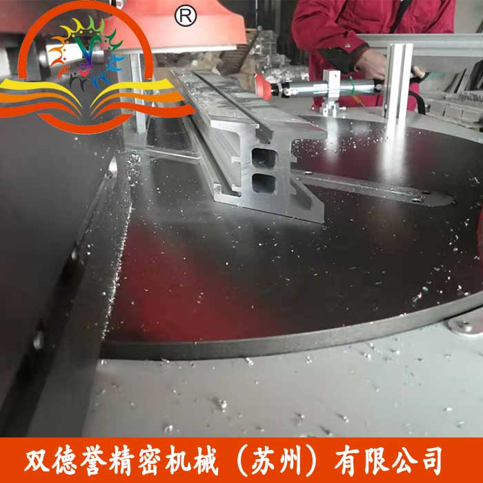 鋸鋁機切割按照角度分有3類，直角切、45度角切、任意角度切